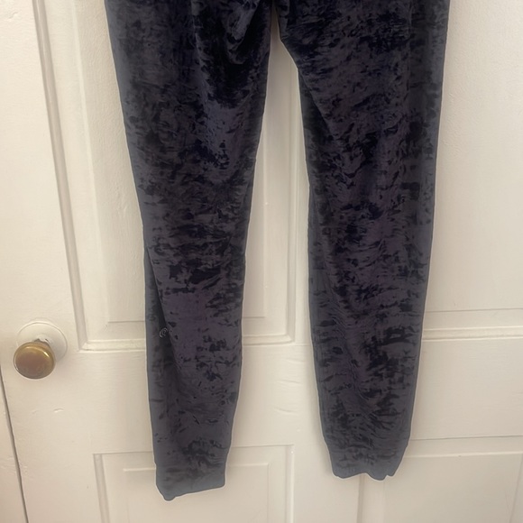 Black Lululemon “ready to crush” crushed velvet joggers size 6 - Picture 7 of 9